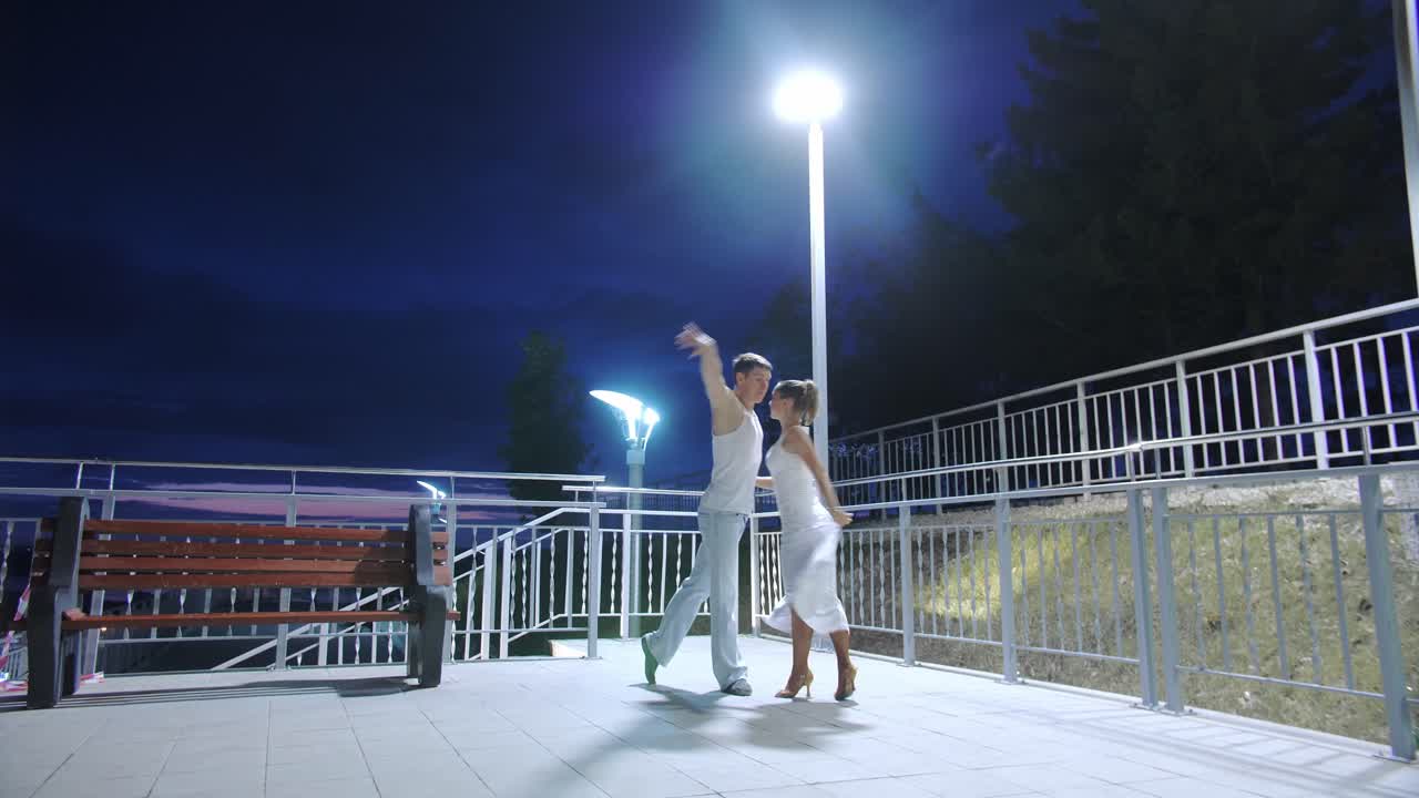 pareja bailando por la noche