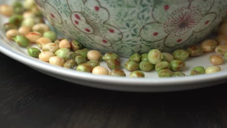 Zoom-Lento-De-Gandules-En-Un-Plato-De-Sopa-Preparando-Sopa-Jamaicana-De-Guisantes-Gungo-Después-De-Ser-Recogidos-De-Un-árbol,-Cultivo-De-Proteína-Fresca-Verde-Saludable-Cosechado