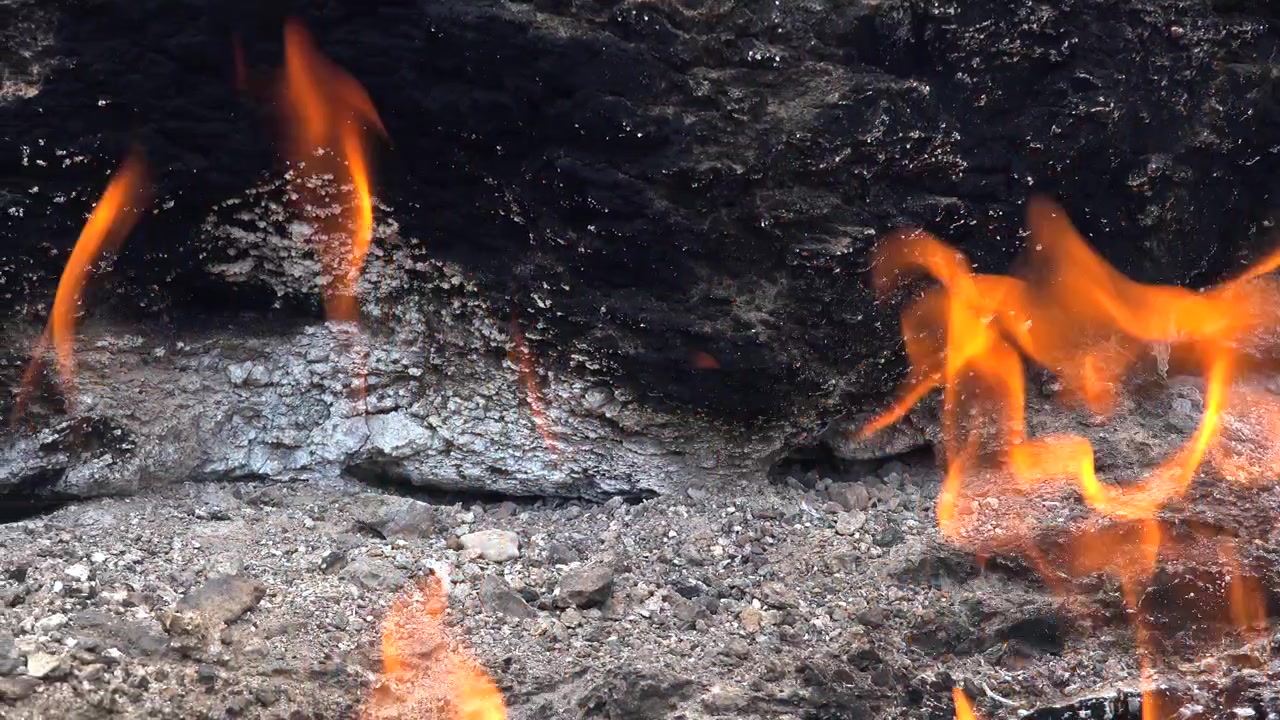 Api Gas Alam yang Membakar dari Tanah Berbatu