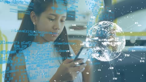 animación de procesamiento de datos y globo sobre mujer de negocios biracial usando teléfono inteligente