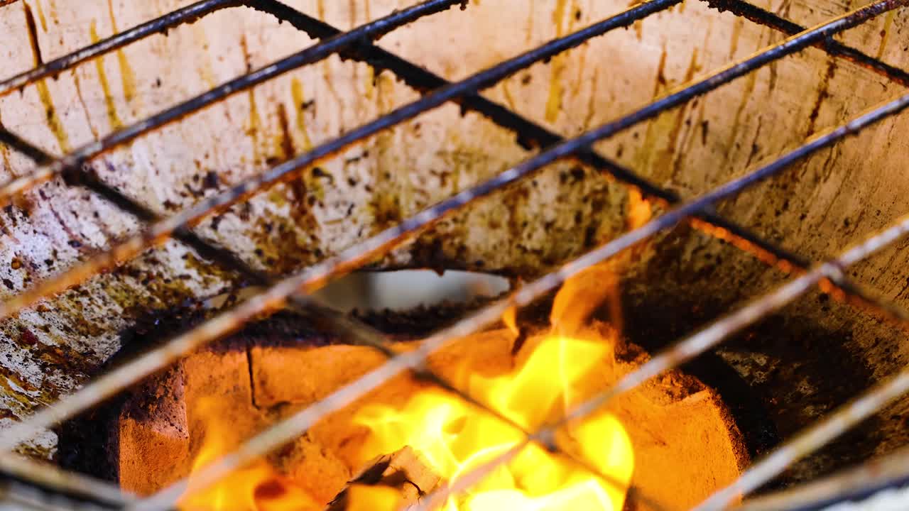 불꽃과 함께 나무 석탄 그릴