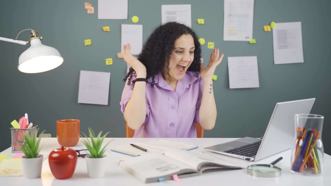 estudiante con buenos resultados en los exámenes.