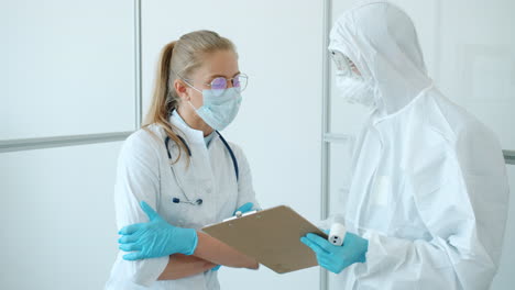 medical professionals discussing patient case