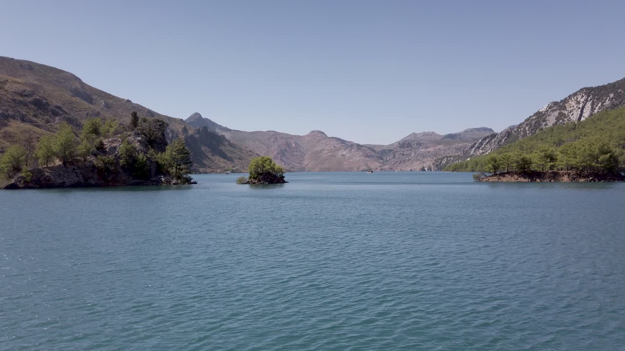embalse del cañón verde con las montañas taurus en el fondo cerca de manavgat, antalya, turquía