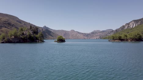 Grüner-Canyon-Stausee-Mit-Taurusgebirge-Im-Hintergrund-In-Der-Nähe-Von-Manavgat,-Antalya,-Türkei