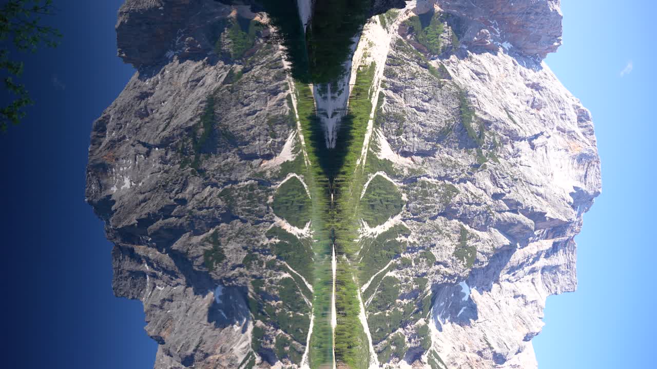 라고 디 브라이즈의 크로다 델 베코 산의 대칭 반사