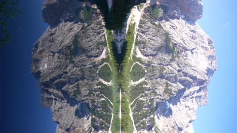 reflexión simétrica de la montaña croda del becco en el lago di braies