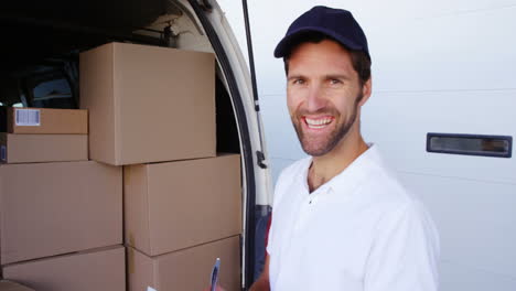 trabajador sonriente escribiendo con pluma