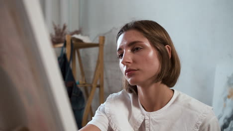 una mujer creando una obra maestra.
