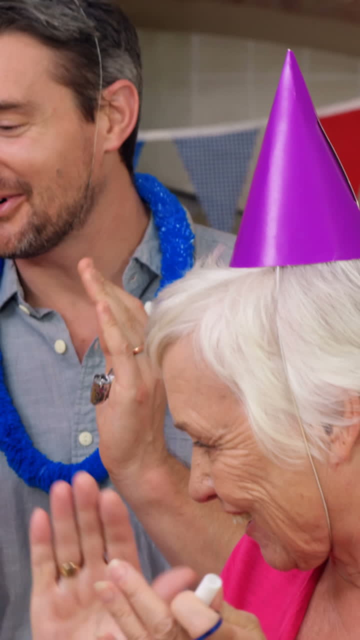Familia extendida celebrando un cumpleaños juntos