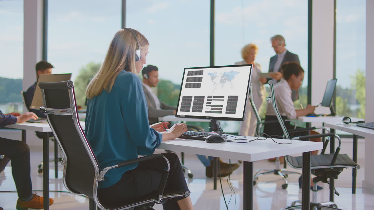 бизнес-команда, работающая в современной офисной среде