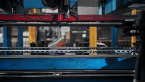 una cinta transportadora en una fábrica a lo largo de la cual se mueven paneles de aluminio para la producción de productos de alta tecnología