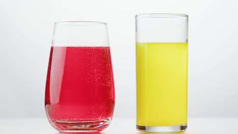 dos vasos de refresco de colores