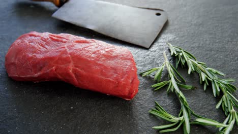 pan de filete, romero y cuchillo en el tablero