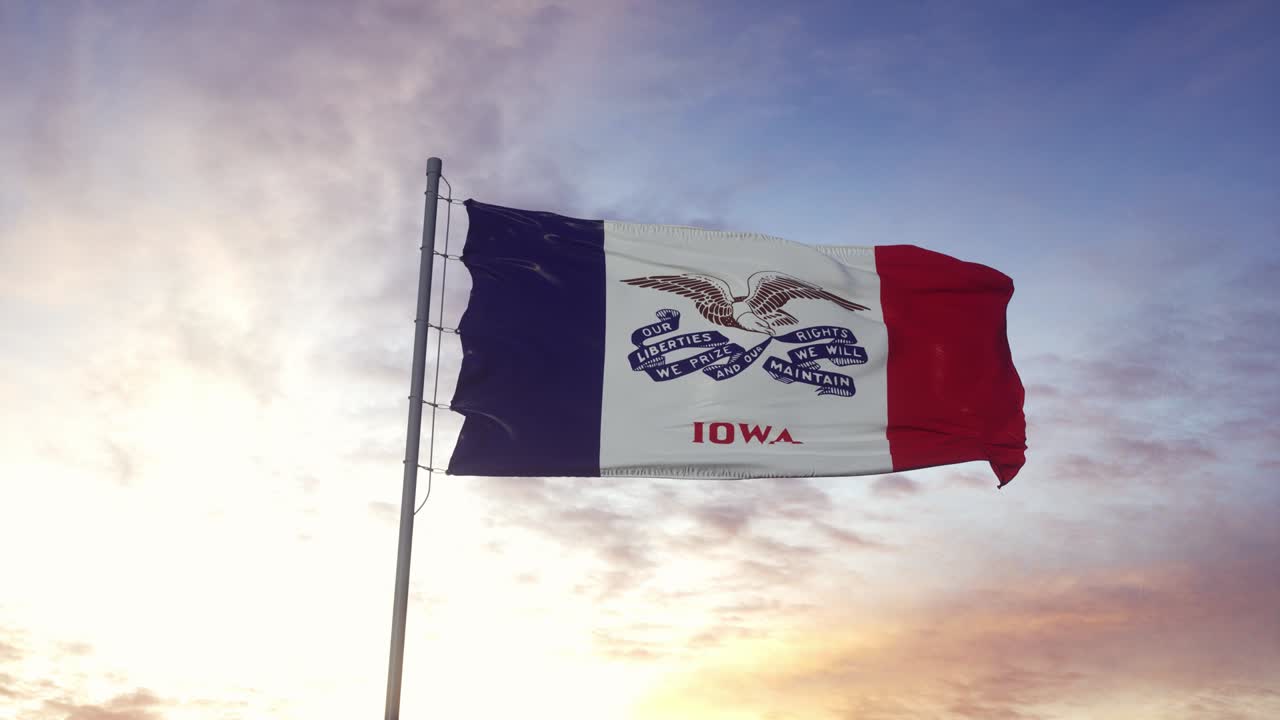 la bandera del estado de iowa ondeando en el viento. dramático fondo del cielo. 4k