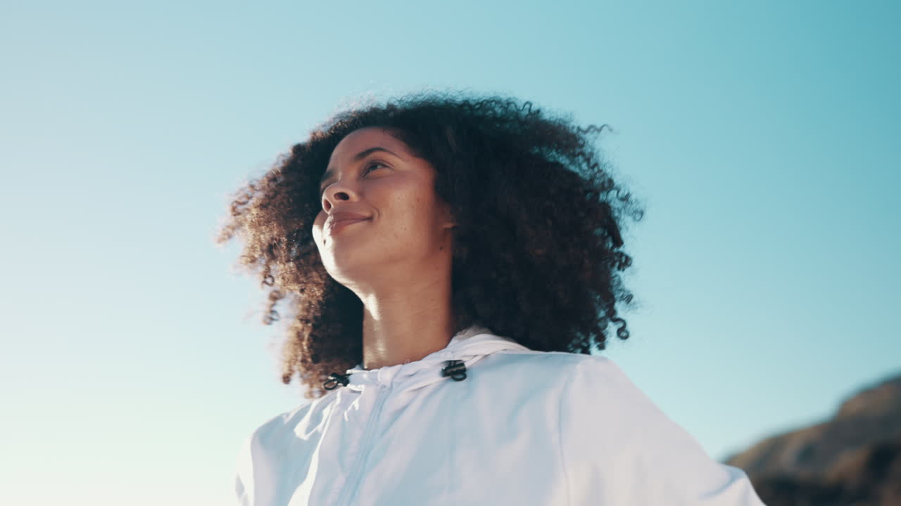 mujer, cielo azul y meditación