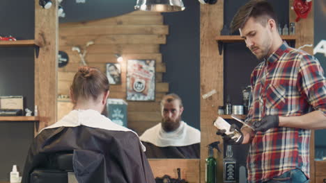 el corte de pelo de la barbería