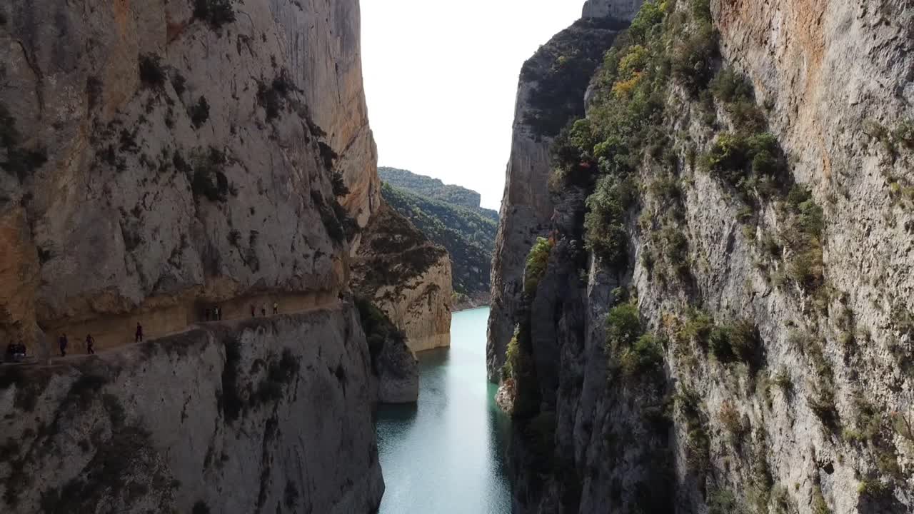 vuelo de drones hacia atrás en el congosto de montrebei