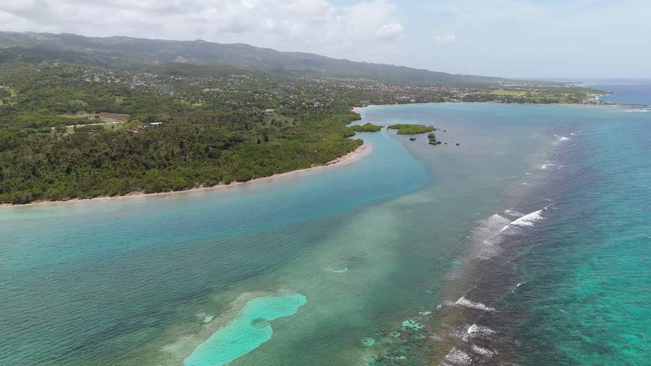 visão panorâmica de drone da costa norte da jamaica