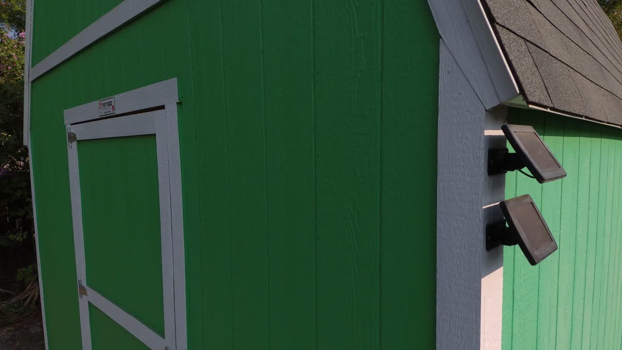 드론은 더러운 미니 태양열 패널 위로 왼쪽에서 오른쪽으로 비행합니다.