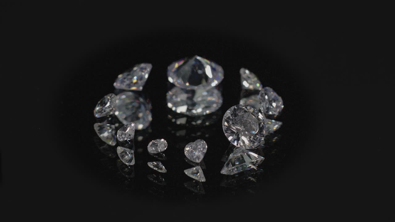 검은 바탕의 거울에 있는 다이아몬드