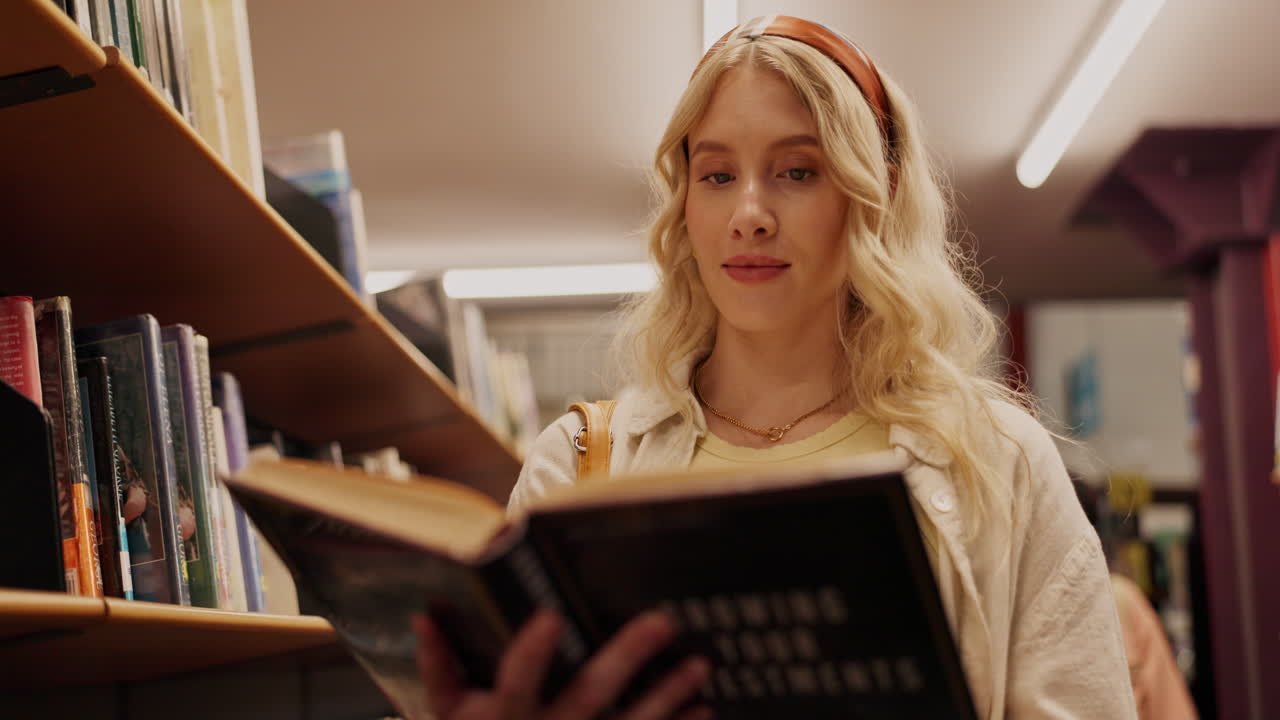 mujer leyendo un libro en la biblioteca