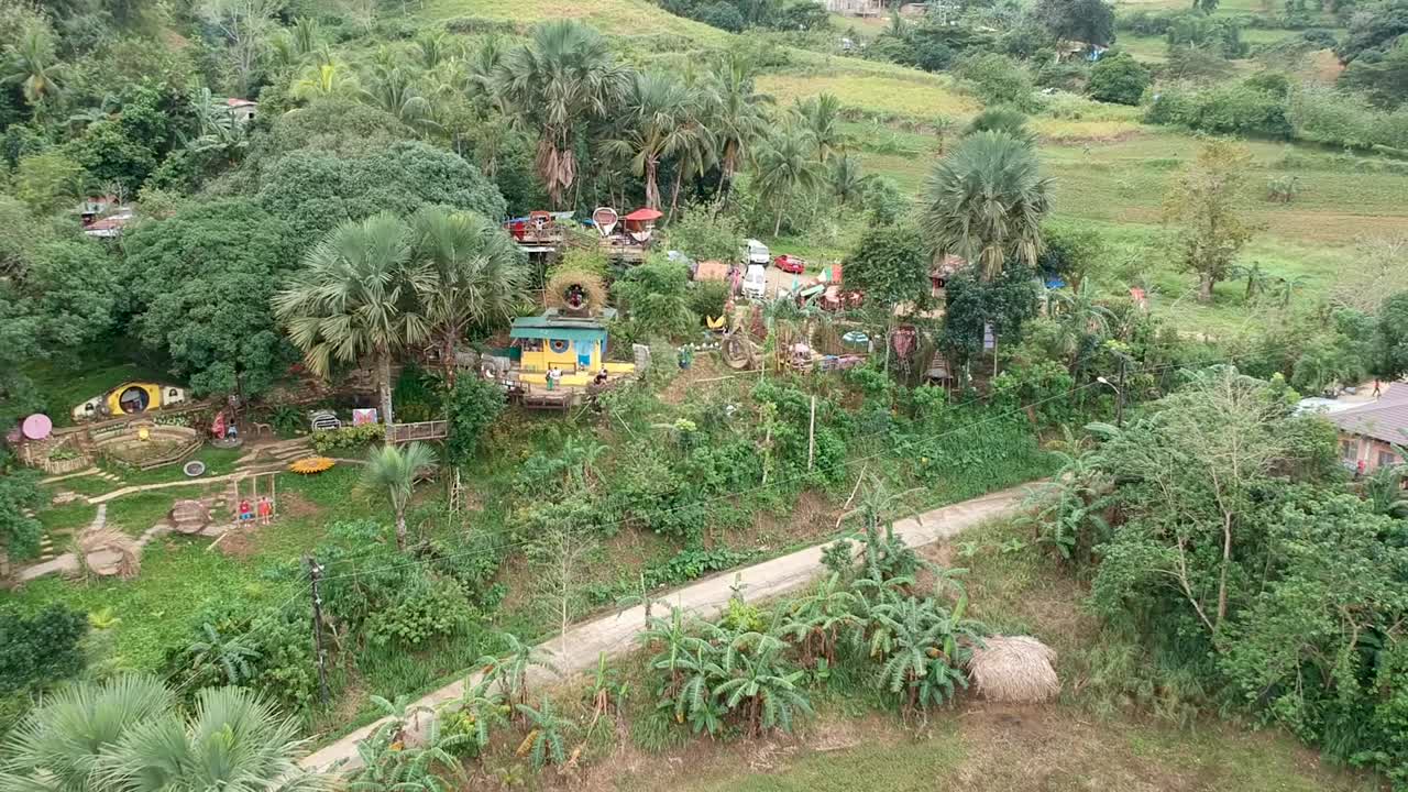 필리핀 세부의 산꼭대기에 있는 놀이터 공원의 드론 영상