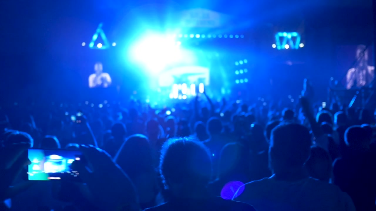Pubblico che registra una performance di un festival musicale con i telefoni cellulari