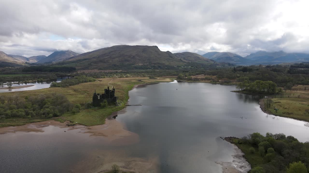 majestuosas tierras altas escocesas: vista aérea del castillo de kilchurn, una fortaleza histórica que se alza en medio del sereno lago awe