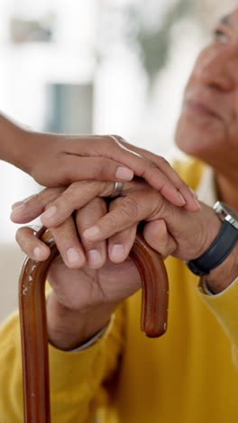 hombre de edad avanzada sosteniendo la mano de una persona más joven