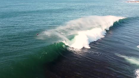 tiro panorámico de drones de la caída de la ola de la pila de surfistas en el arrecife en la costa central del océano pacífico nsw australia 3840x2160 4k