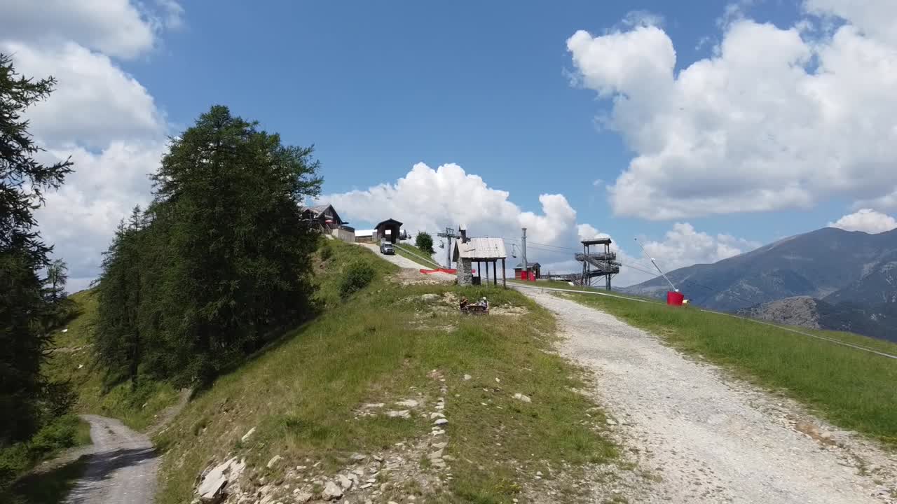 una toma aérea de dos personas haciendo un picnic en los alfas franceses