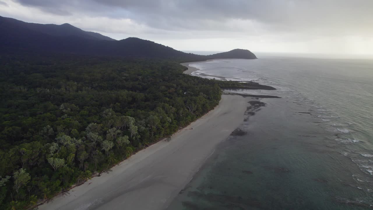 paisaje marino contra el cielo nublado en el parque nacional daintree, lejano norte de queensland, australia - toma aérea de drones