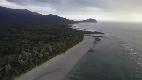 Paisaje-Marino-Contra-El-Cielo-Nublado-En-El-Parque-Nacional-Daintree,-Lejano-Norte-De-Queensland,-Australia---Toma-Aérea-De-Drones