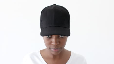 mujer afroamericana con gorra de pico negro con espacio de copia en fondo blanco