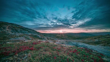 la cautivadora imagen de la puesta de sol, con los rayos del sol asomando a través de las oscuras nubes tormentosas sobre la tundra de otoño