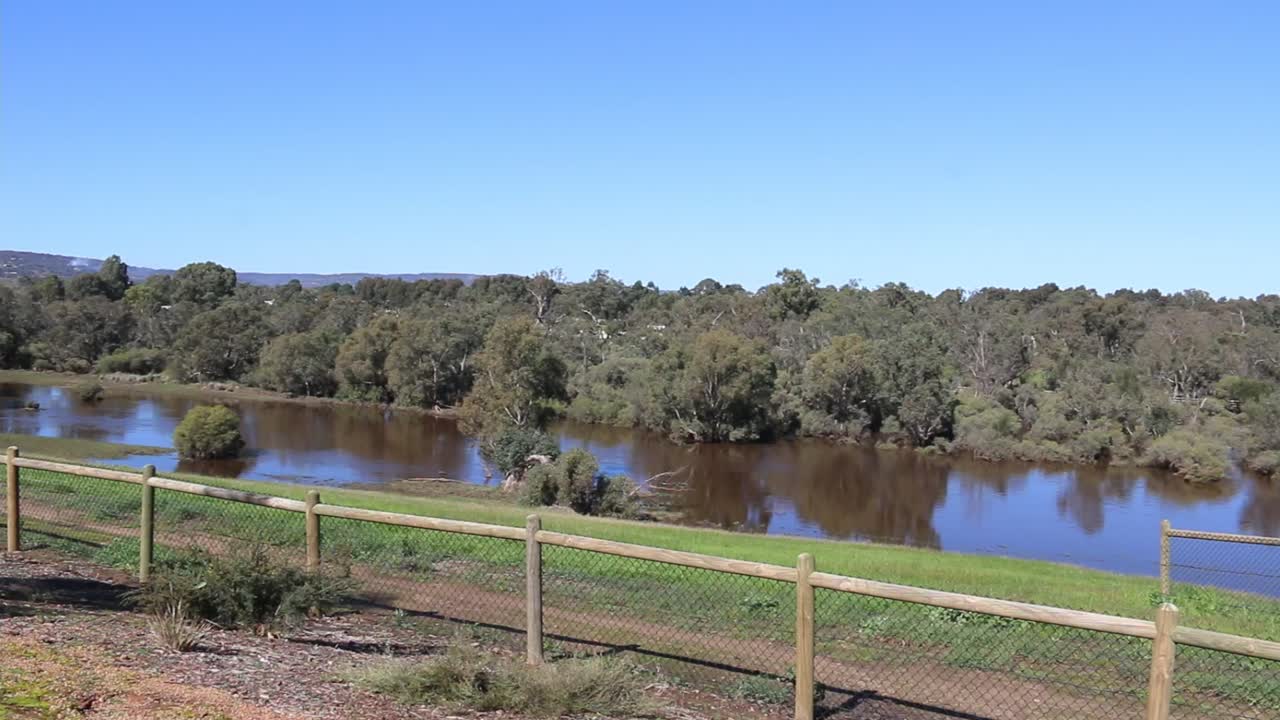 vista panorámica del río cisne de perth, colinas en el fondo - panorámica a la derecha