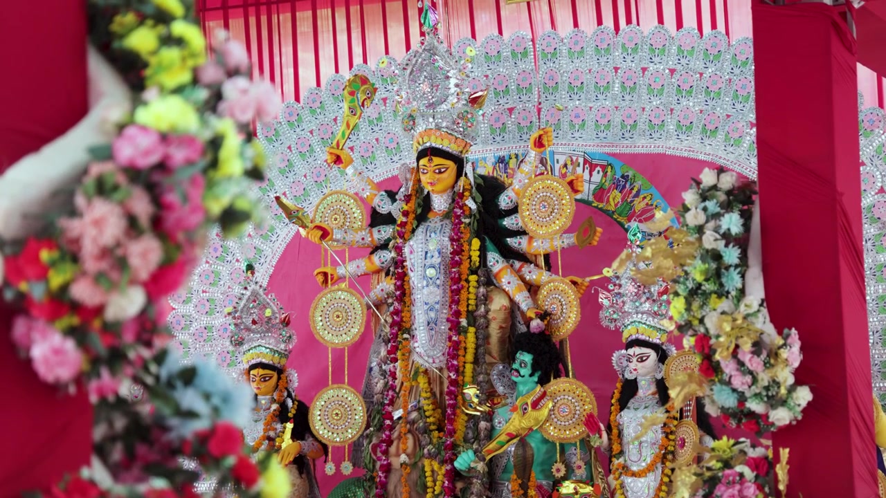 Deusa Durga com Lakshmi, Saraswati e Outras Divindades nas celebrações do Durga Puja.
