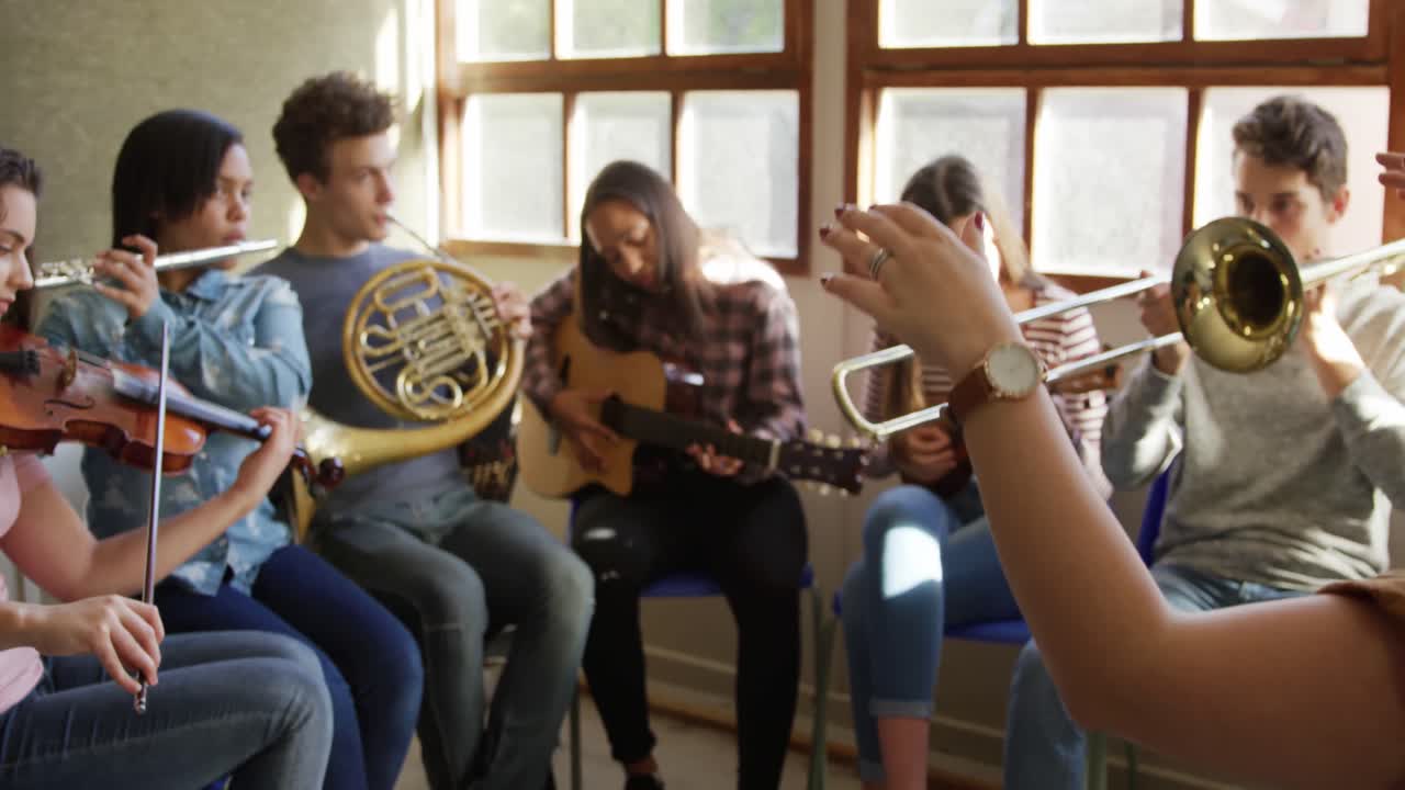 십대 음악가 들 이 리허설 하고 있다