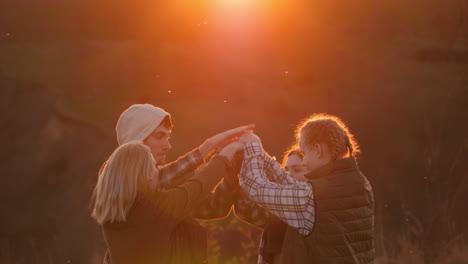 familia disfrutando de la puesta de sol