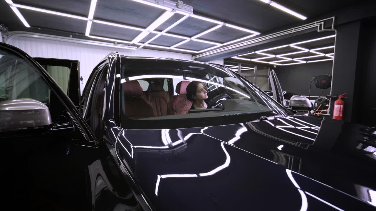 limpieza profesional de automóviles. lavado de sars. detalles interiores. limpieza en seco y detalles del interior de un automóvil. limpeza profunda de asientos. limpeza de espuma en el lavado de automóviles; limpieza del panel del automóvil del polvo. una aspiradora