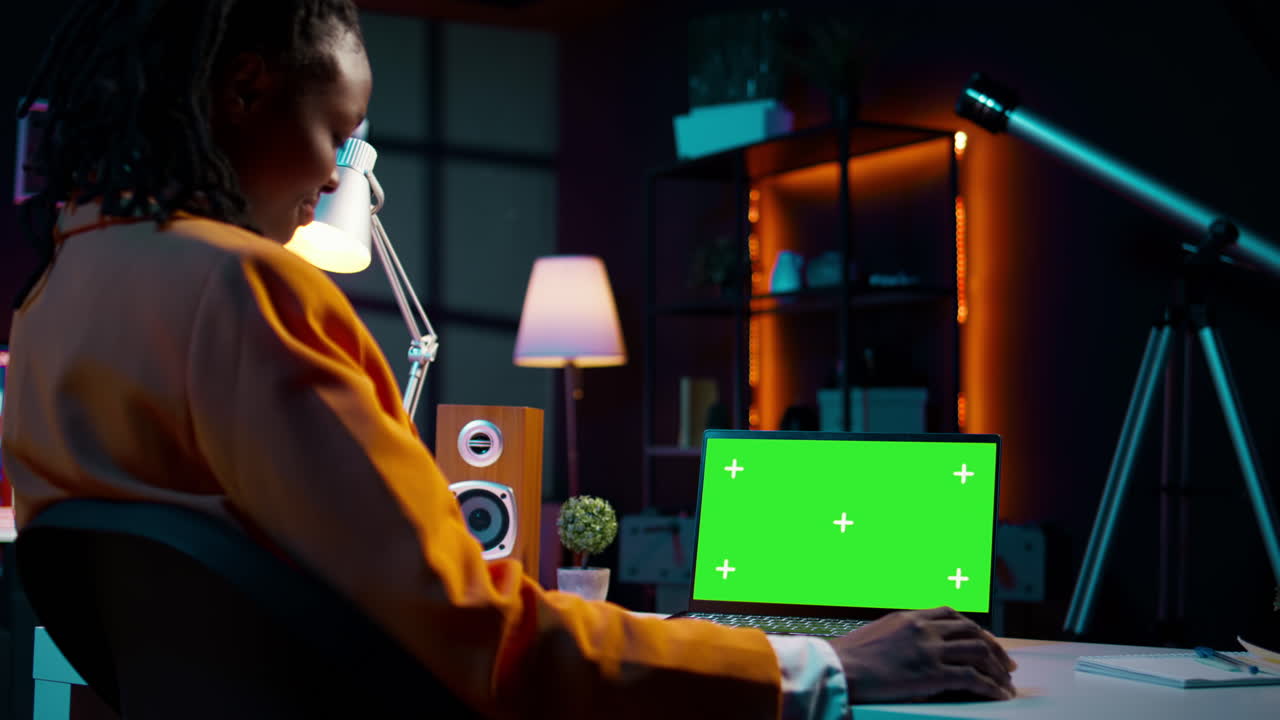 estudiante universitario revisa la pantalla verde en su computadora portátil en casa