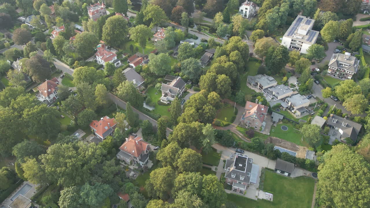 Villalar ve malikanelerle dolu zengin banliyö mahallesinin havadan görünümü