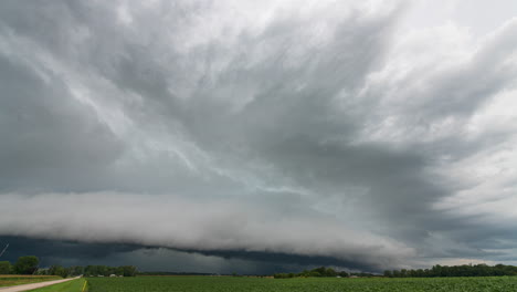 una nube de plataforma rueda sobre la línea estatal de wisconsin-illinois