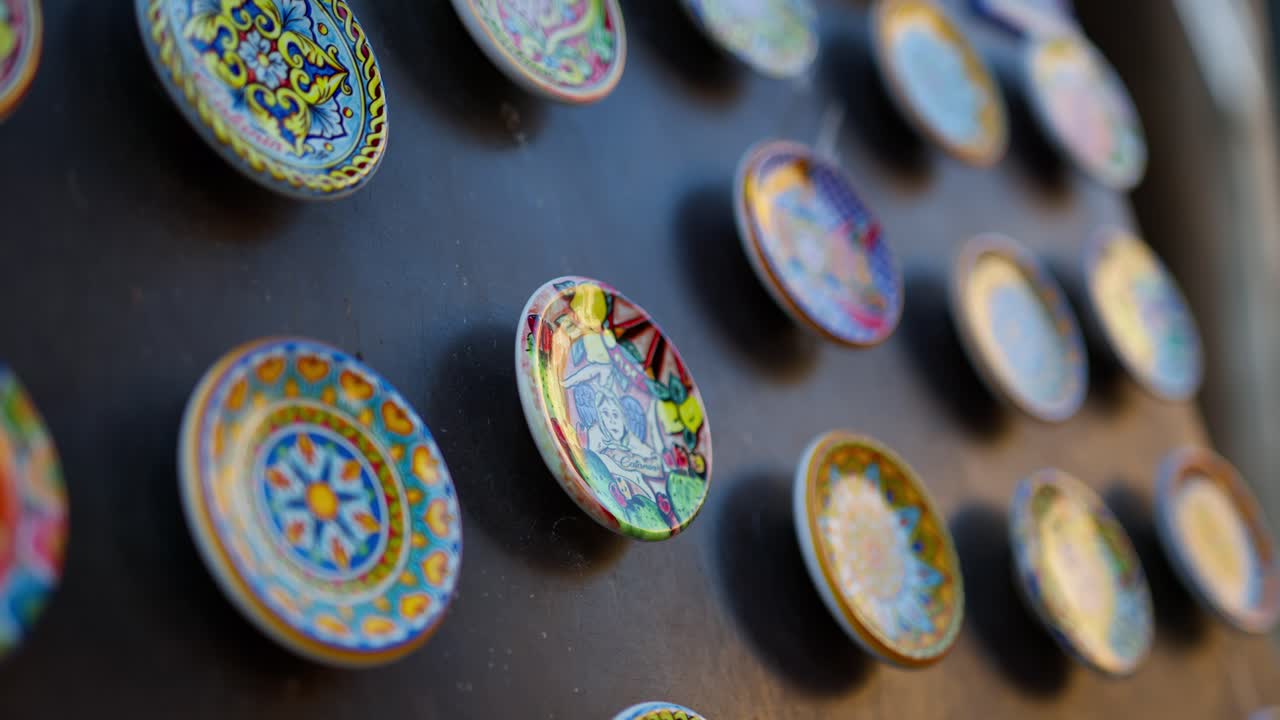 현지 문화 를 전시 하는 기념품 가게 에 전시 된 활기찬 시칠리아 자석 들