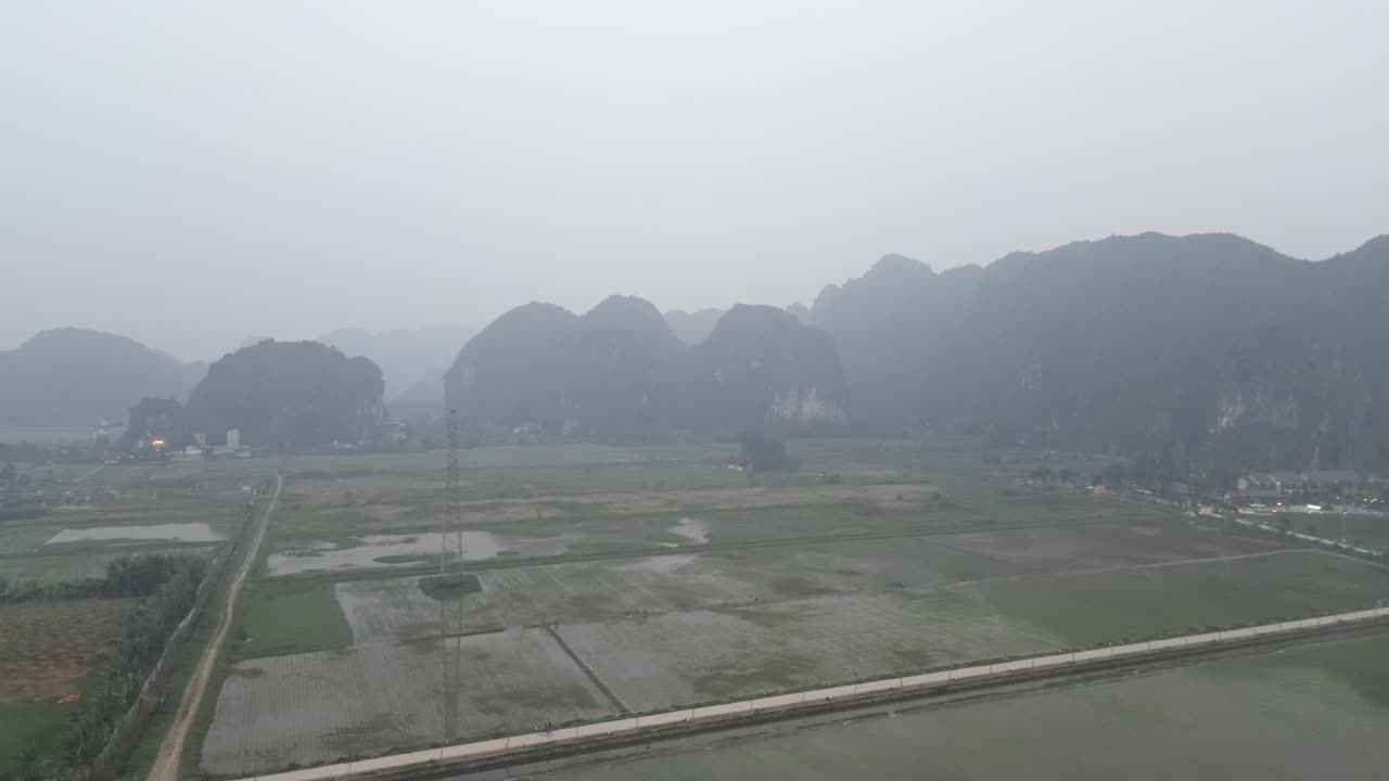 дронный снимок ярко-зеленых рисовых террас в горном регионе нинь в северном вьетнаме