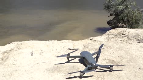 Dron-De-Naturaleza-Al-Aire-Libre-Que-Se-Enciende-Y-Se-Quita-Del-Borde-Del-Río