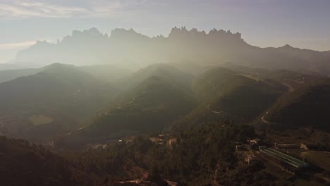 Die-Neblige-Marganell-Region-Mit-Den-Montserrat-Bergen-Im-Hintergrund,-Luftaufnahme