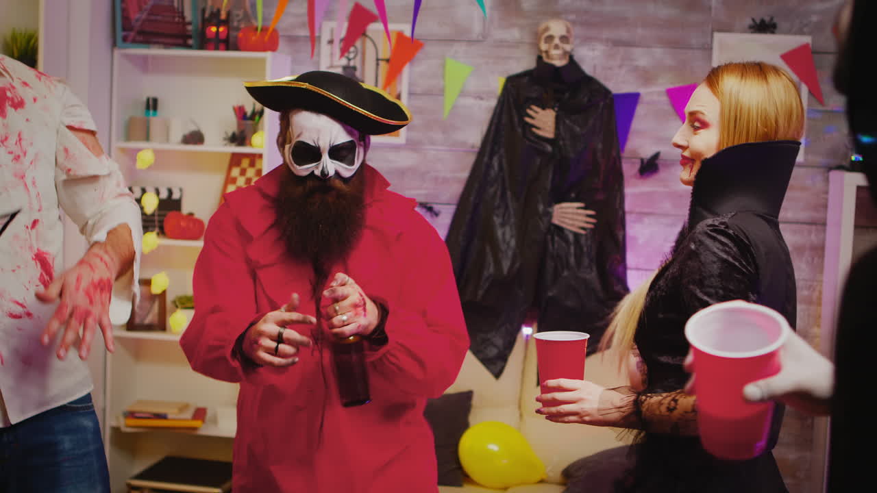 hombre alegre en la fiesta de halloween vestido como un pirata