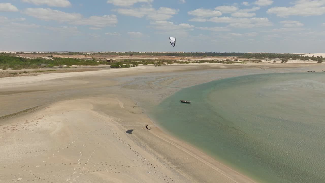 브라질 의 모래 언덕 에서 산책 하는 카이트 서퍼